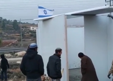 مستوطنون يشرعون ببناء بؤرة استيطانية جديدة على أراضي جالود