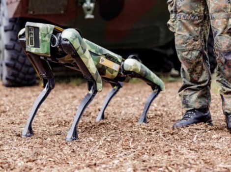 روسيا تكشف عن كلب آلي مقاتل يحمل قاذفة صواريخ
