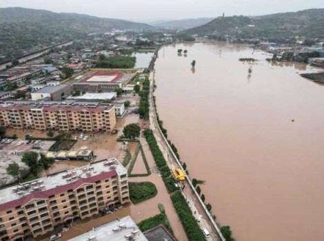 مقتل 16 شخصا وفقدان 36 آخرين بسبب الفيضانات في شمال غرب الصين