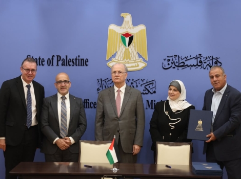 برعاية رئيس الوزراء: توقيع اتفاقيات منح بنحو 10 ملايين دولار لدعم مشاريع البنية التحتية والصحة والترميم