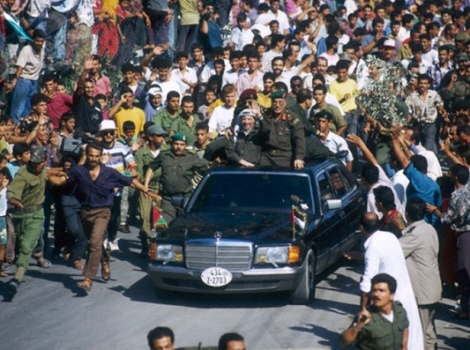 32 عاما على عودة أبو عمار إلى أرض الوطن