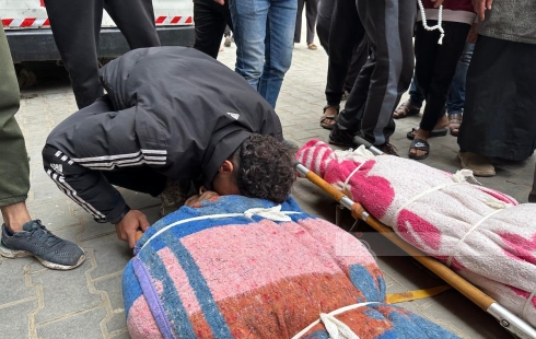 شهيدان شقيقان ومصابون إثر قصف الاحتلال وسط قطاع غزة