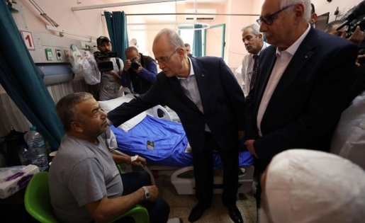 رئيس الوزراء يعود الجرحى ويوجه لمعالجة تداعيات عدوان الاحتلال على مخيم نور شمس