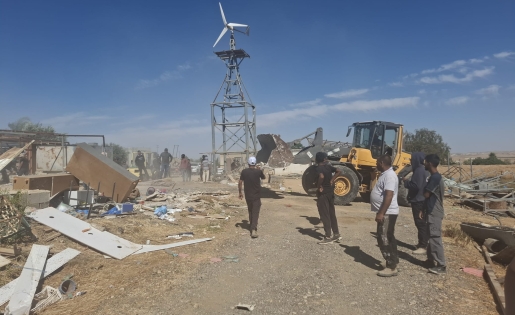النقب: السلطات الإسرائيلية تجبر أهالي تل عراد على هدم عشرات المنازل والمنشآت