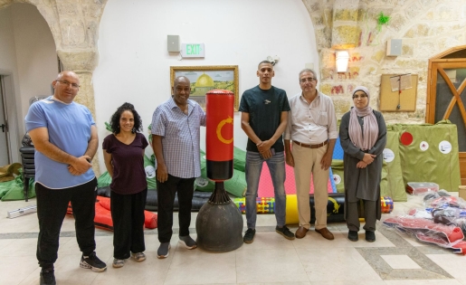 "بيت مال القدس" تسلم معدات رياضية لنادي جمعية الجالية الأفريقية في القدس
