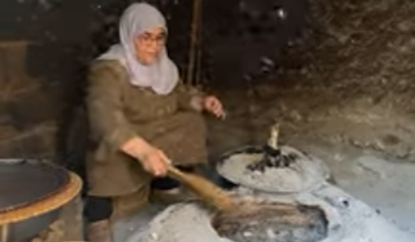 فاطمة حماد تعدّ خبز الطابون منذ 40 عاما