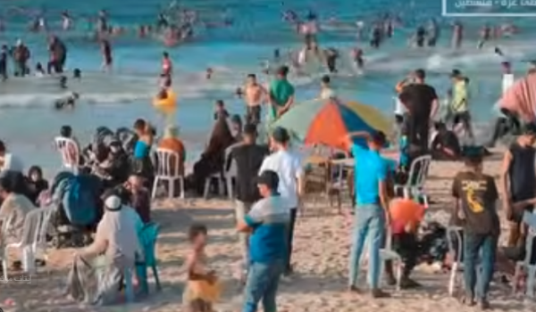 بحر غزة ملاذ للنازحين هرباً من الحرّ