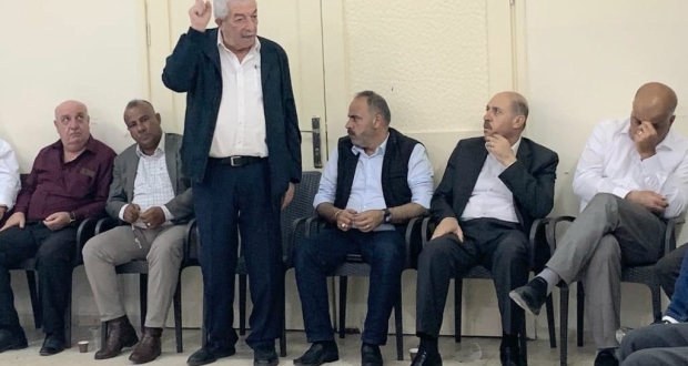 نائب رئيس حركة "فتح" محمود العالول يتحدث خلال لقائه مع المواطنين في بلدة برقة شمال غرب نابلس