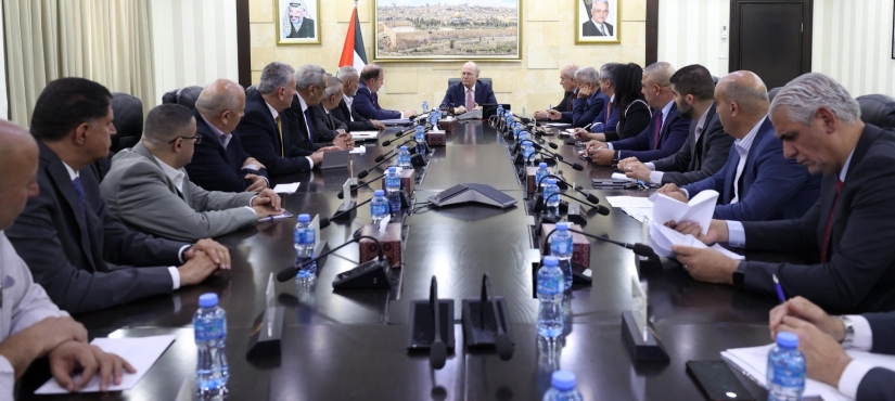رئيس الوزراء يتابع مع وفد من طولكرم مشاريع حكومية قيد التنفيذ ويبحث احتياجات المحافظة